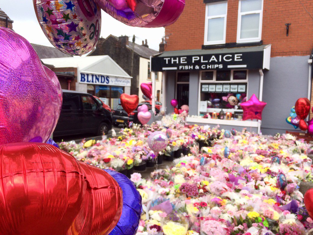 Incredible collection of flowers for Saffie Rose Roussos outside family shop in Leyland. #Manchester <a href="/GranadaReports/">ITV Granada Reports</a>