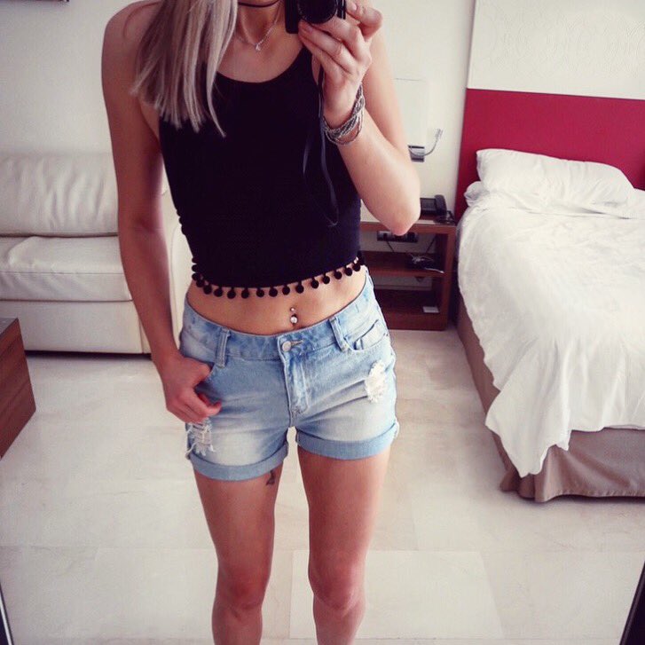 Tarajadeuk's tweet photo. Hotel room #legday done, now off for a cocktail by the pool 😎🍹 I hope you all have a lovely day ☀️ 
#balance #girlswholift #holiday #vegan https://t.co/nMJhYJ1gvk