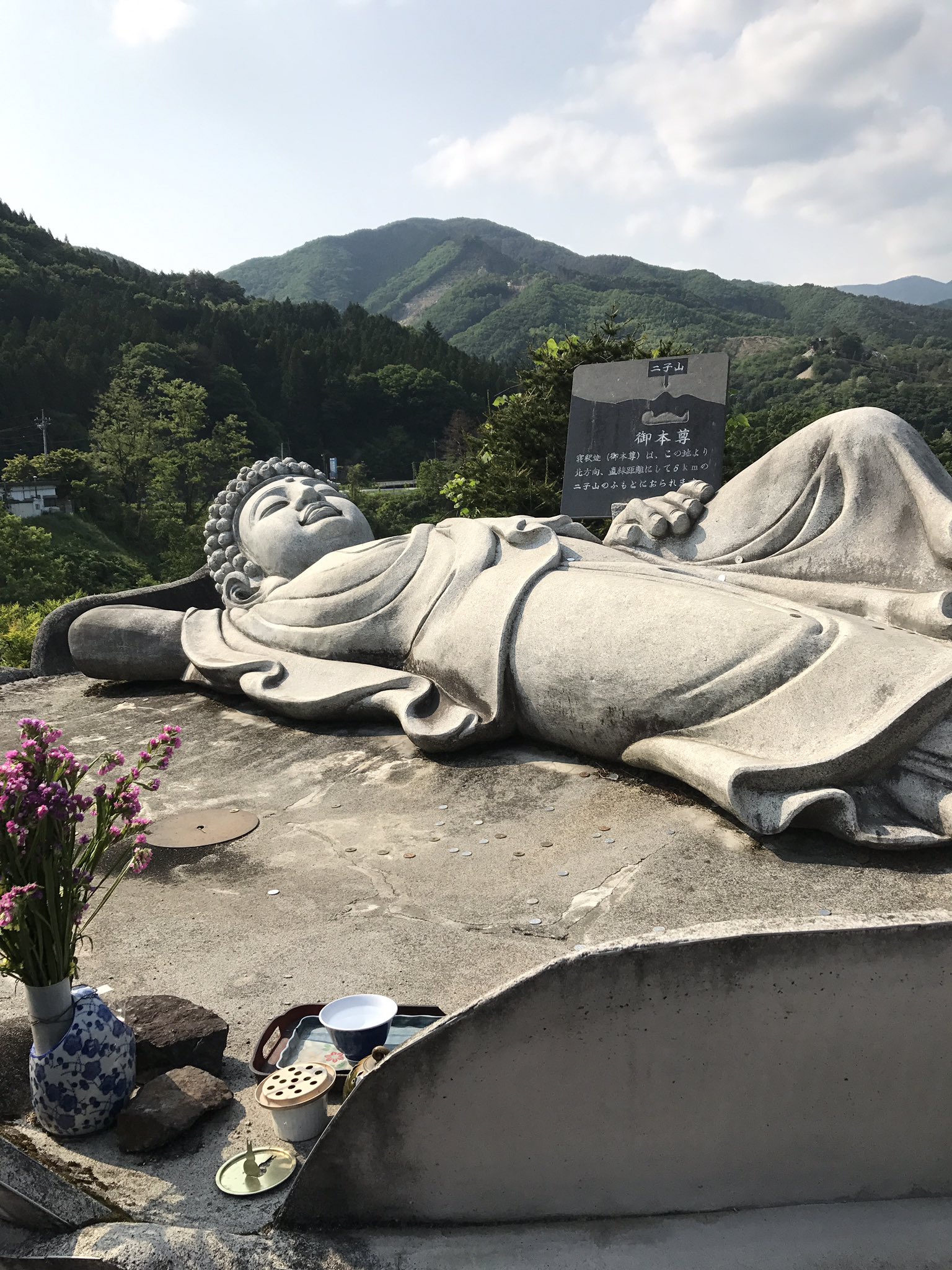 ヒロロ 寝てる大仏さんがあるとかで 笑 見に行って来ました 場所は群馬県の草木ドライブインという所 都内から約2時間半ほど 綺麗な山道通って途中食べたお蕎麦も美味しかったです 気晴らしのドライブにgoodな1日でした 紅葉の季節は綺麗そう 寝