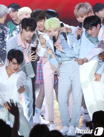 Congratulations to SEVENTEEN for winning #1 on THE SHOW today! Well deserved~ 🎉💕 #DontWannaCry1stWin <a href="/pledis_17/">세븐틴(SEVENTEEN)</a>