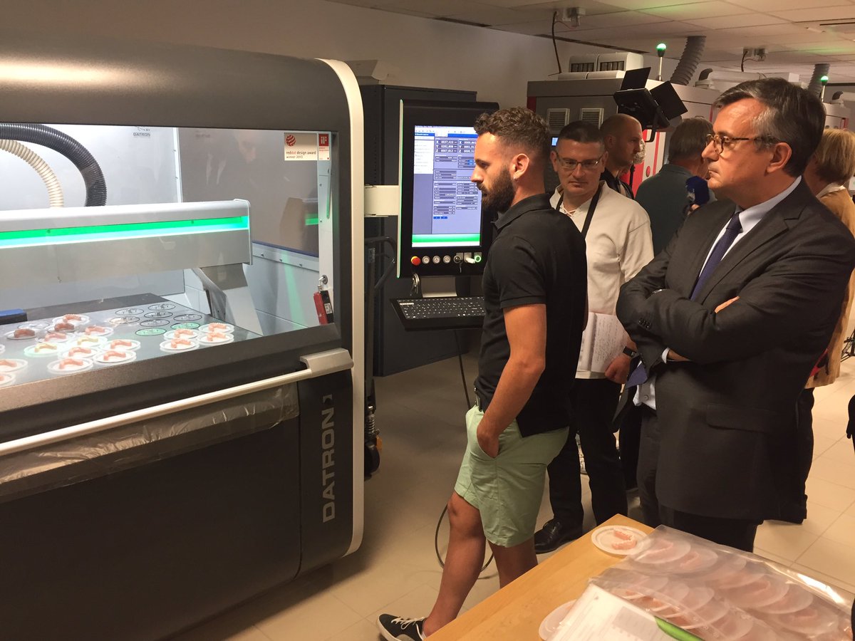 Certif_OFG's tweet photo. Remise officielle du #Label_OFG par @yvesjego à @Biotech_Dental ! https://t.co/OH2vVCNx6w