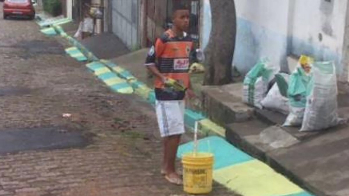 ESPNFC's tweet photo. Incredible.

Gabriel Jesus shares photos of himself painting the streets in Brazil ahead of the 2014 World Cup: https://t.co/ejEUXGbsq2 https://t.co/ke4XR5Pt0P