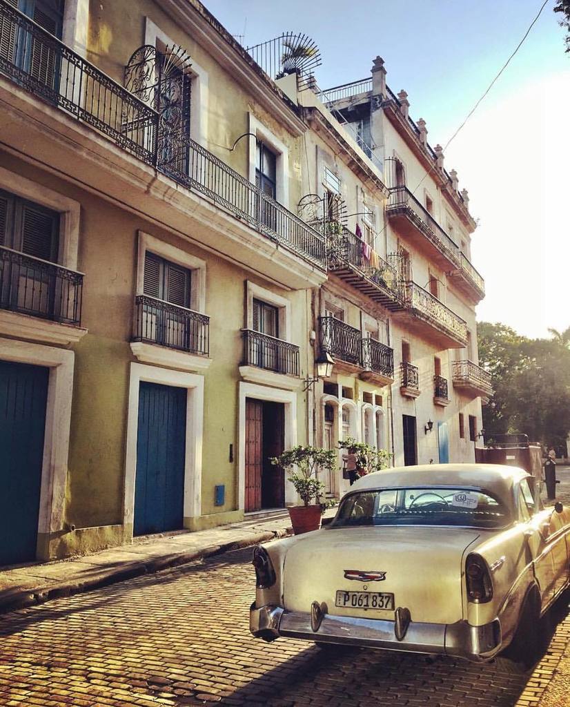 favoroute's tweet photo. Captivating Cuba. Photo by: @leighv123.
.
.
.
#havana #cuba #island #architecture #classiccars #street #travel #tr… https://t.co/hWPO2Ck8pI https://t.co/We5hoPU3YN