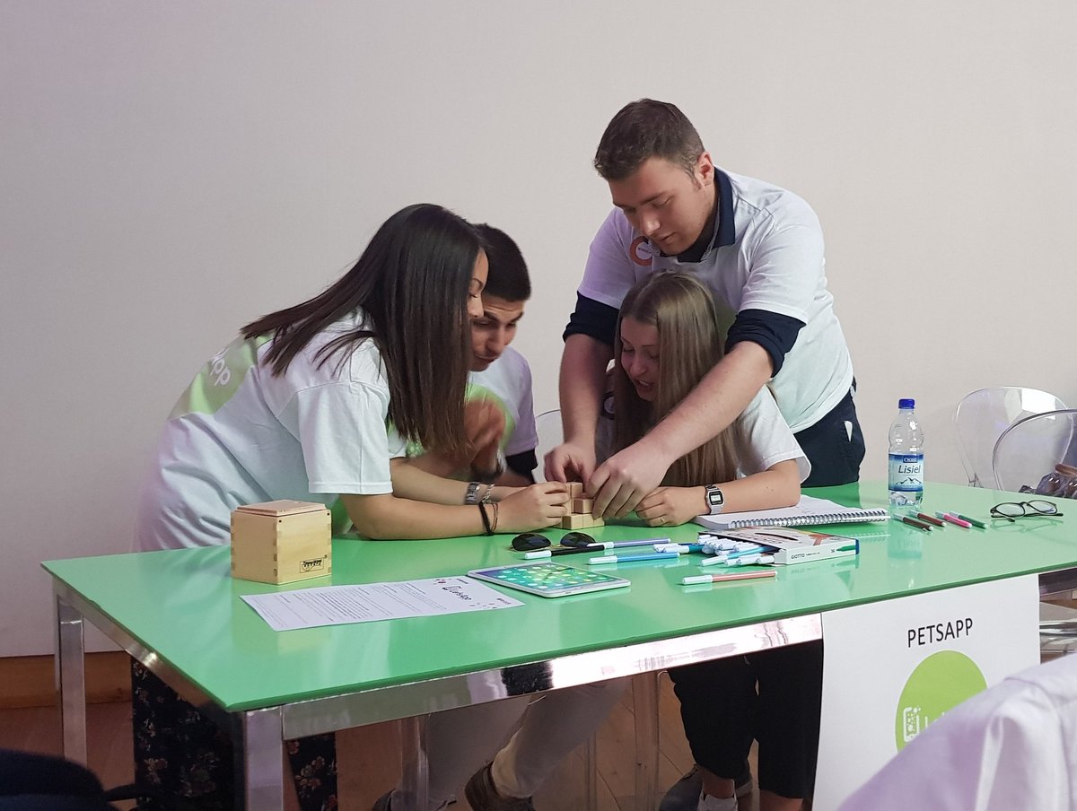 SamsungItalia's tweet image. Inizia la seconda sfida dell'hackaton di #LetsApp dedicata al team building: 45 minuti per montare il "cubo di soma" e creare le istruzioni!