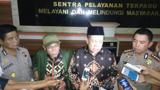 areabetting's tweet photo. Fahri Hamzah Jenguk Auditor BPK yang Diciduk KPK di Polres Jaktim https://t.co/9pYWxgJZIY https://t.co/9aoNGG7vBU