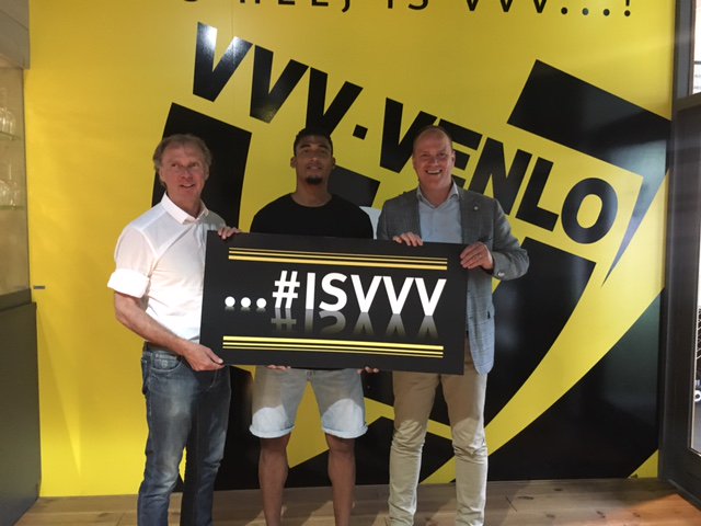 Jerold Promes nog een jaar langer bij onze club. Vandaag werden de handtekeningen gezet!
Jerold #ISVVV
vvv-venlo.nl/nl/nieuws/Jero…