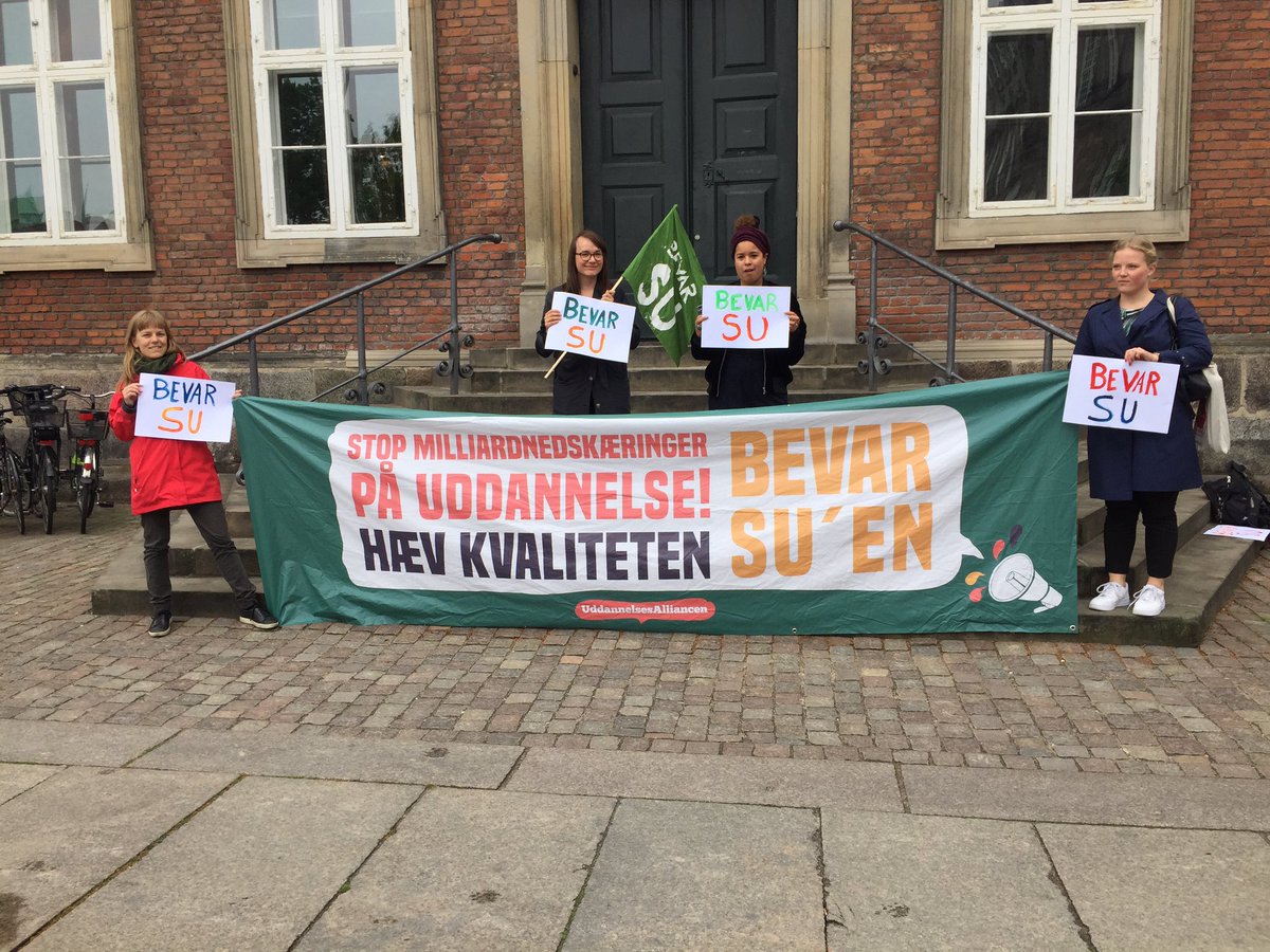 Smdoost's tweet photo. Lige nu foran @Finansmin. Nej til nedskæringer på SU. #tyve25 #bevarSU #Uddpol #dkpol https://t.co/o1J0brPUoB