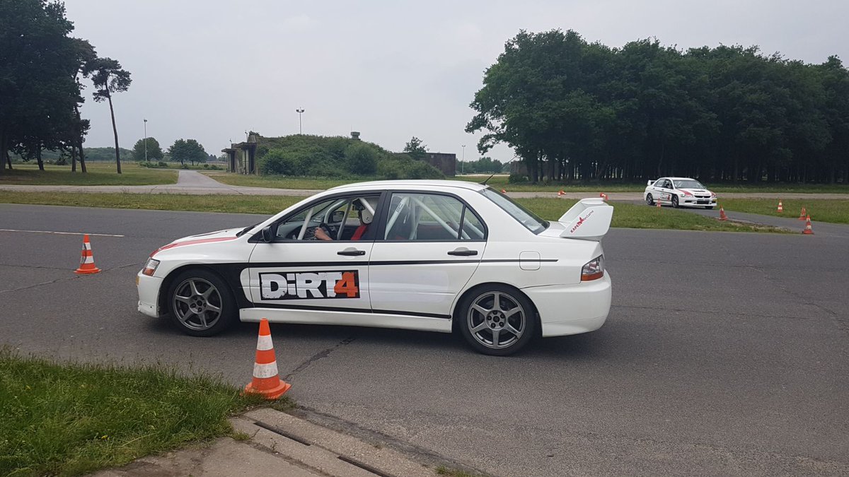 IGNBENELUX's tweet photo. .@jelledewit92 wilde toch even kijken of DiRT 4 overeenkomt met het echte werk. #DiRT4 #Perstrip https://t.co/BM11LEOUfc