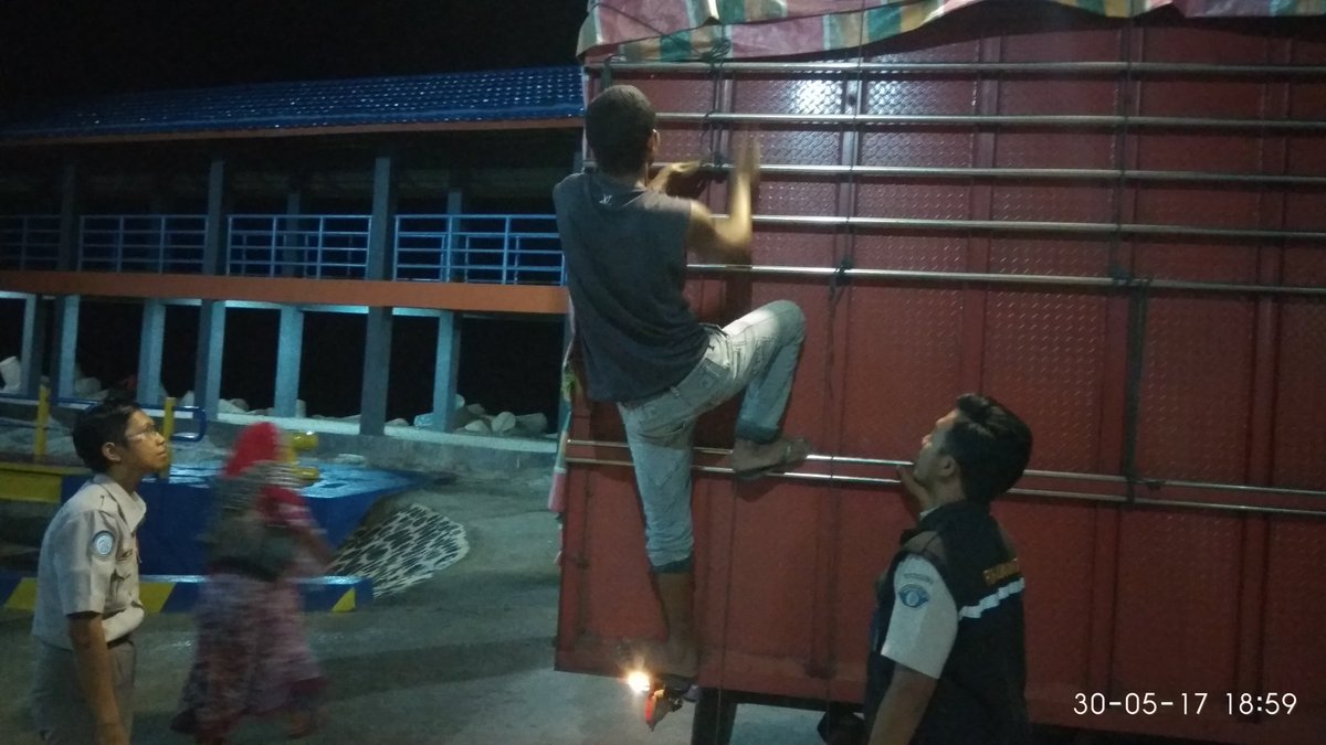 WilkerGorontalo's tweet photo. 30/5 #KerjaGembira Pengawasan alat angkut terkait lalulintas MP produk perikanan di pel penybrangan gorontalo
@BKIPMGorontalo @HumasBKIPM https://t.co/YtoEirl783