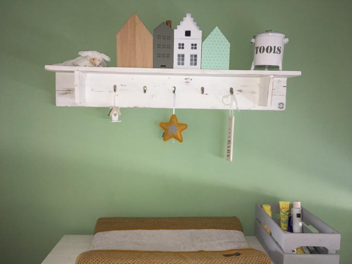 Hij hangt leuk het okergele ster muziekdoosje op de #babykamer van Rianne! #klantfoto #okergeel dekleineauto.nl/a-45399414/muz…