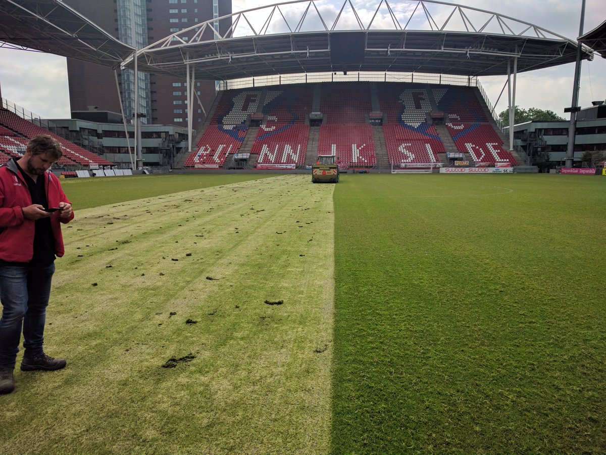 Begonnen aan de #renovatie van het #hoofdveld van <a href="/fcutrecht/">FC Utrecht</a> 
Samen met FC Utrecht head #groundsman Jan Gijzen.