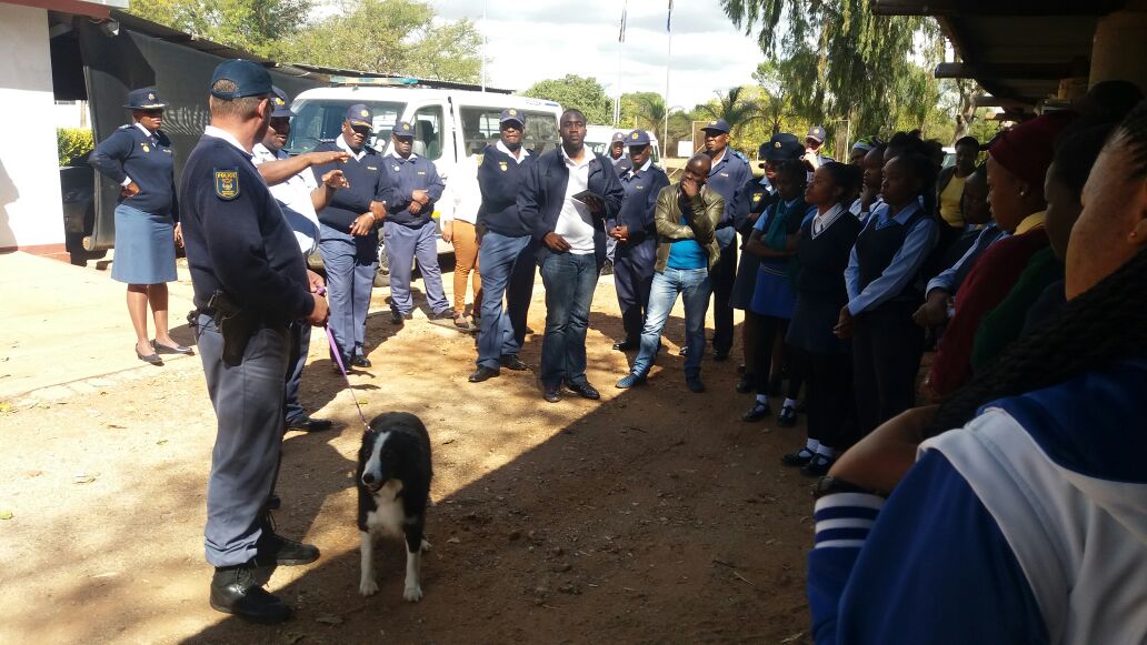 SAPoliceService's tweet photo. #sapsLIM #GirlChild2017 Learners briefed about the role of #SAPS #MountedUnits & #K9's in support of the operational force in #FightCrime ME https://t.co/nNNy6d2xSX