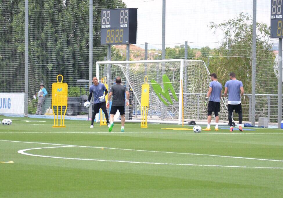 realmadriden's tweet photo. ⚽️👐🏃 #RMCity
🇨🇷 @NavasKeylor 
🇪🇸 @KikoCasilla13
🇪🇸 @RYanez93 

#APorLa12 #HalaMadrid https://t.co/FMadtwix5a