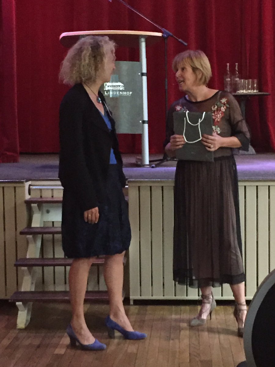 MarikeVroom's tweet photo. @BetsyvdGrift overhandigt het eerste exemplaar van het Pedagogisch curriculum aan Danielle Schiet van min SZW #bkk https://t.co/4w2p5uooMw