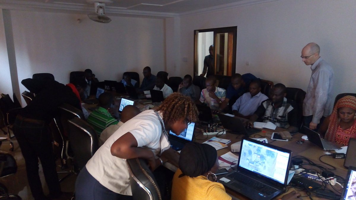 Honorable_Nath's tweet photo. Jr2 de #ActionOsmMali2017 avec des professionnels motivés& ponctuels ds le local #FeteImpactDevelopment #Bamako @ProjetEOF @OIFfrancophonie https://t.co/s4NtzUoVz4