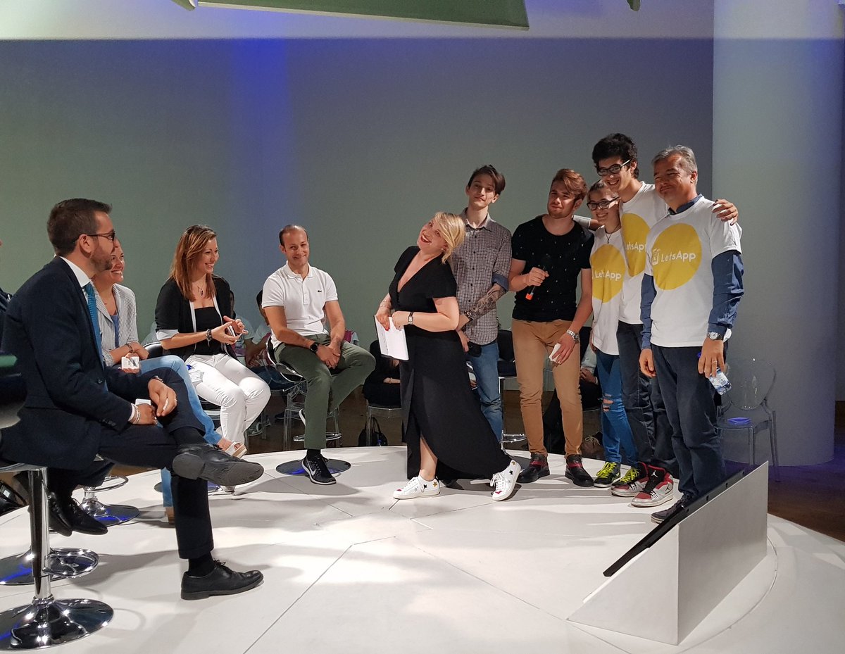 SamsungItalia's tweet image. La squadra gialla vince la seconda prova dell'hackaton di #LetsApp! Bravissimi ragazzi! 💪