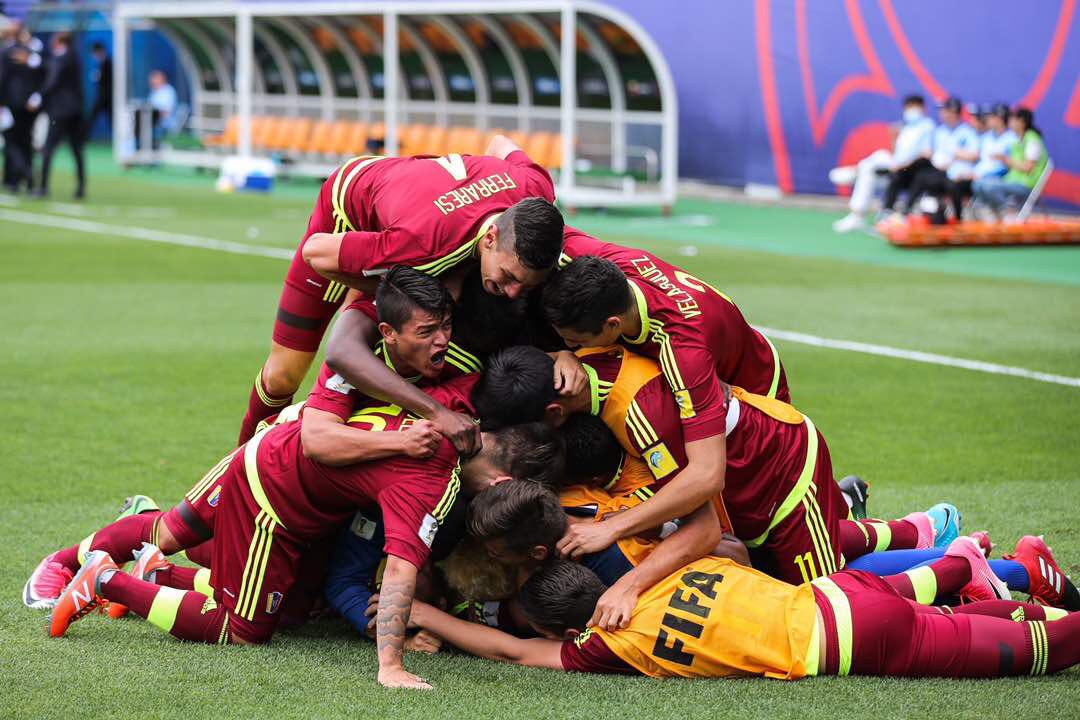 delpinoeulogio's tweet image. Felicitaciones a nuestra @vinotintosub20 por esta extraordinaria victoria, siguen dejando a Venezuela 🇻🇪 en alto!!!