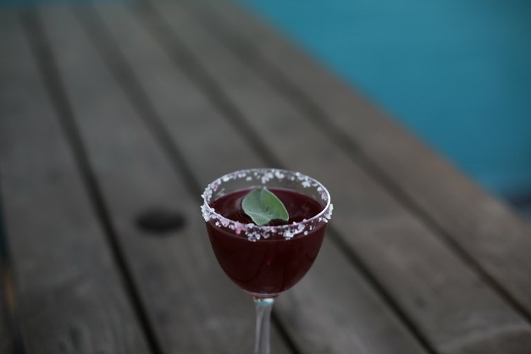 Fancy a bit of happy hour action tomorrow night? 6:30pm arrival gets you super delicious £5 cocktails plus half price oysters for an hour 🐚