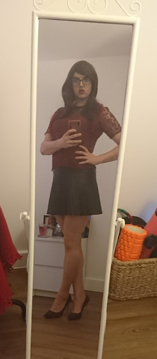FerrariFelicity's tweet photo. First time dolled up in a little while, pleased with the results, love burgundy 🍷❤️ #QueenFelicity👑 #crossdresser #trap #tgirl #RTSquad69 https://t.co/U9R4bR5lyb