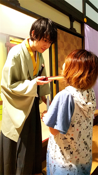 9_Bit_jp's tweet photo. 続いての #壁ドン メモリアルは、#TGS2016 のロマンスコーナー、#ボルテージ ブースで #顎クイ 、#OKKO ブースで #誘惑オフィスLOVER2 の #デスクドン を欲望の赴くままに味わう空色ちゃんの痴態よ!　ホント“おいしい”お仕事ばっかりしてるのねぇ空色ちゃん… https://t.co/TsvZx8b7Ko