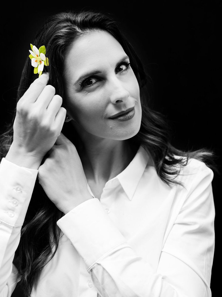 Nuria Fergó  <a href="/NURIA_FERGO/">Nuria Fergó</a>  es #FlordeEsperanza ¿Y tú? 1 de junio #cuestaciónAECC