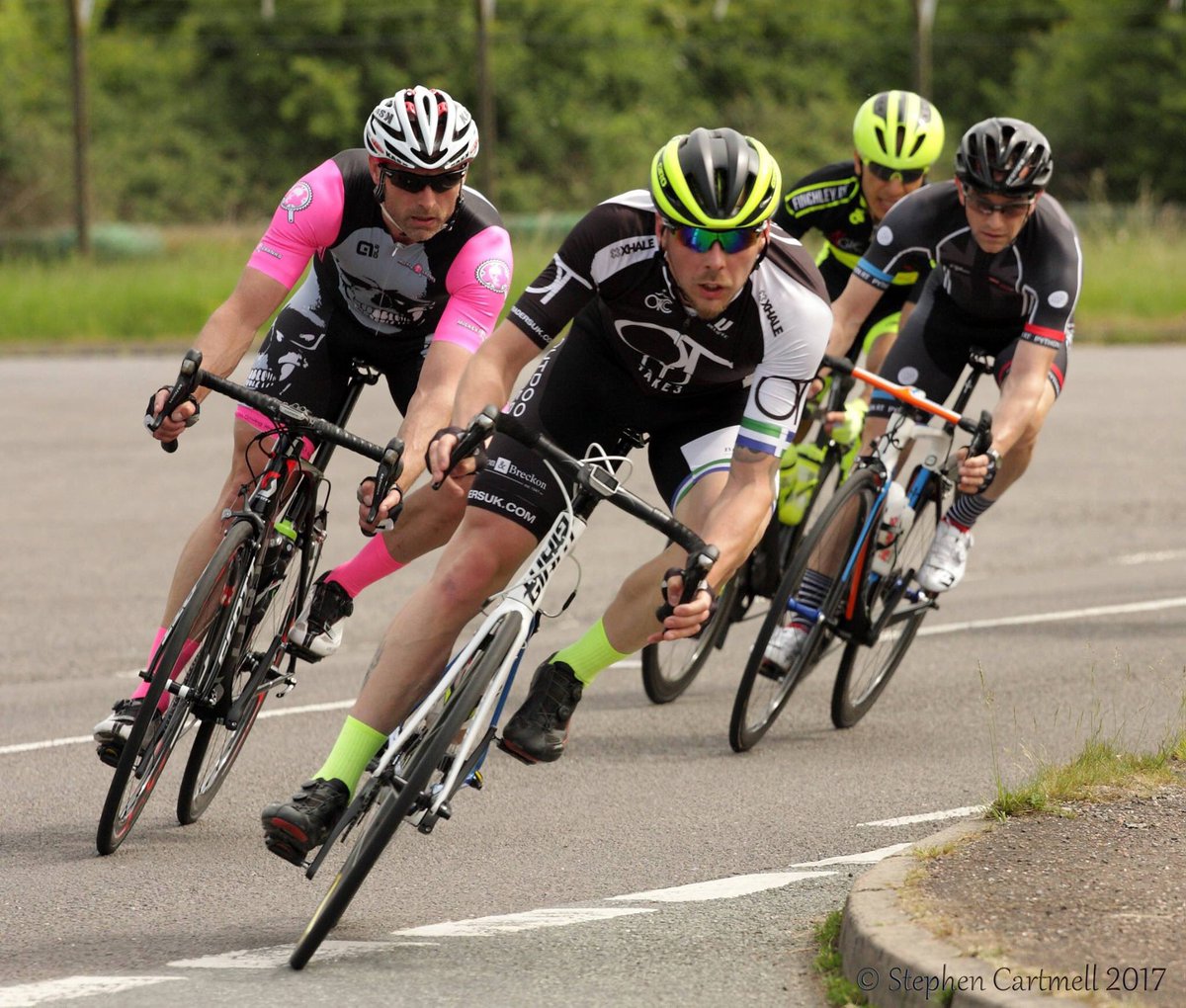 Darrenfeatures's tweet image. Get your lean on! Pushing the pace and chasing the break. #cycling #roadracing @otraceteam @TrainXhale