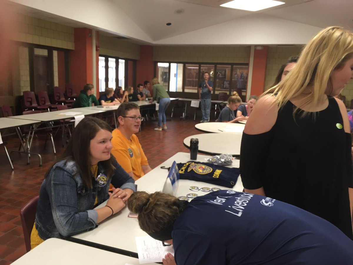Corunna_HS's tweet photo. 8th grade Signing Day is in full swing #gr82binvolved https://t.co/1NTM5KxLfK
