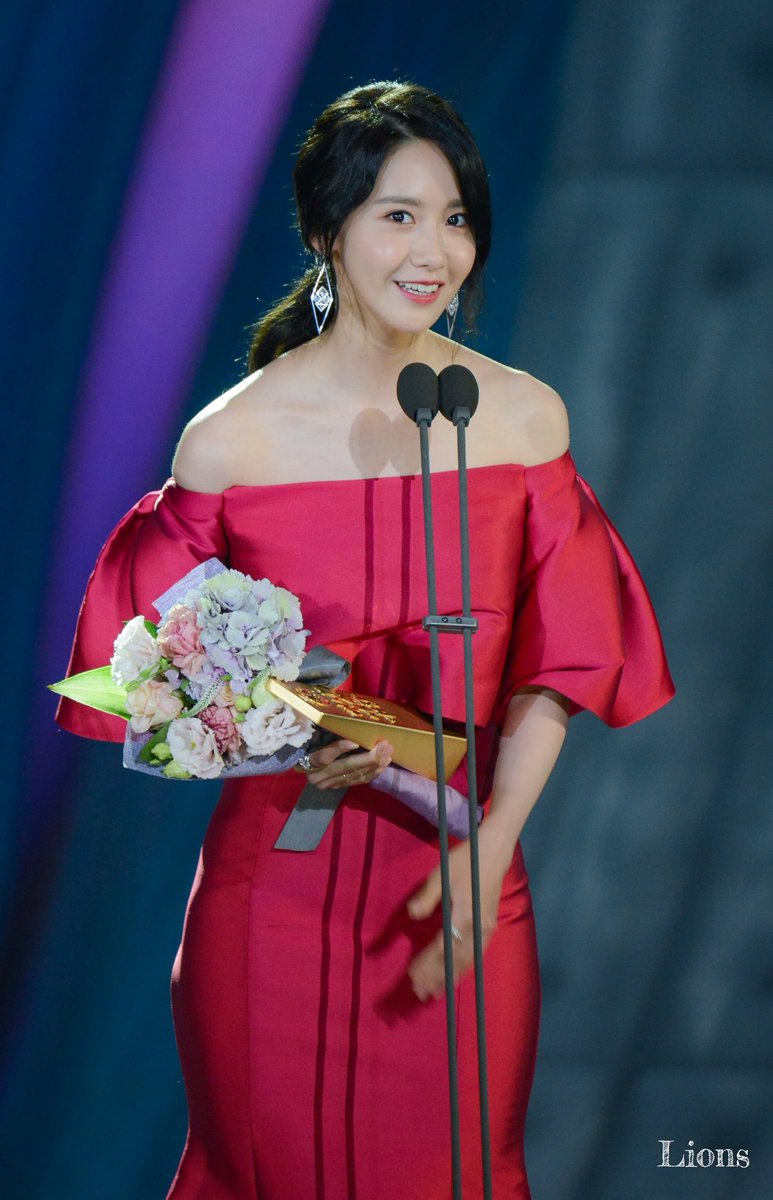 [PIC][03-05-2017]YoonA tham dự "53rd Baeksang Arts Awards" vào chiều nay + Giành "Most Popular Actress or Star Century Popularity Award (in Film)" - Page 3 DBEskwiVwAEluZ1