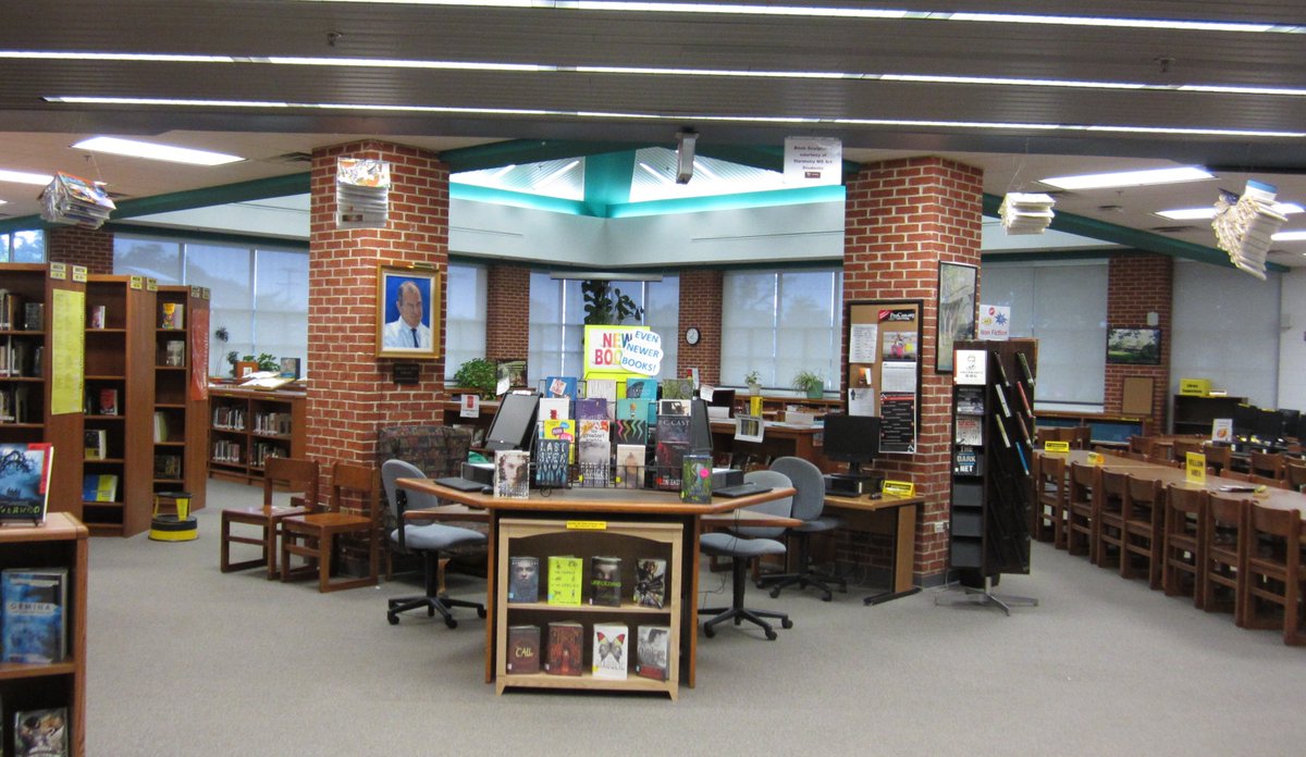 LVHSLibrarian's tweet photo. Thanks to @HarmonyLib and Harmony's art students for these great book sculptures! https://t.co/oIZkS89MXx