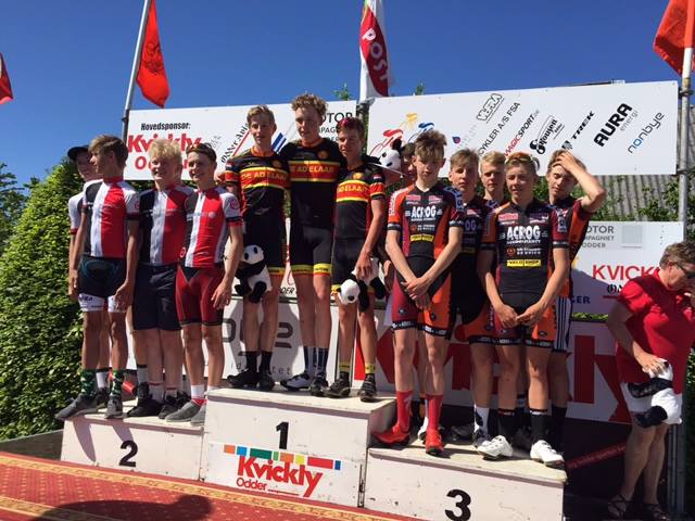 <a href="/artvdeadelaar/">AR & TV de Adelaar</a> Himmelfahrttour Denemarken - Geweldige teamsprestatie van de Adelaar nieuwelingen: beste ploeg-goede ind uitslagen Trots!!!