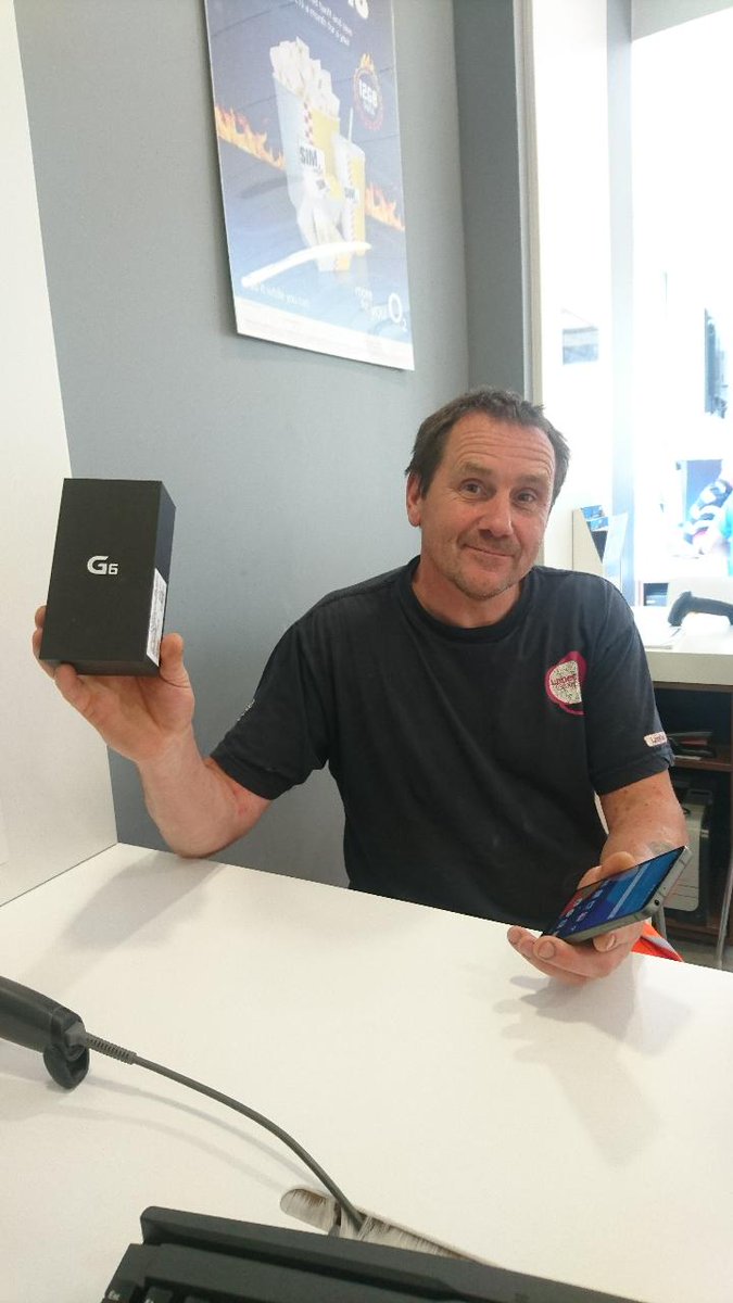 rugbyj1celfone's tweet image. Nigel with his shiny new G6! A very happy customer :) @LGMobileTrainer #o2showcase @celfonefamily