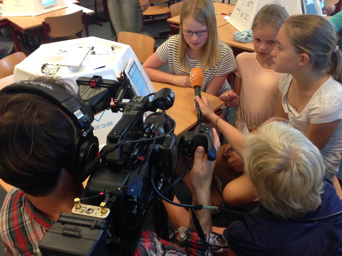bsdekorenaar's tweet photo. Vandaag gastles programmeren door #codeqube in V7B. gefilmd door #eenvandaag https://t.co/wbcs0xxTSl