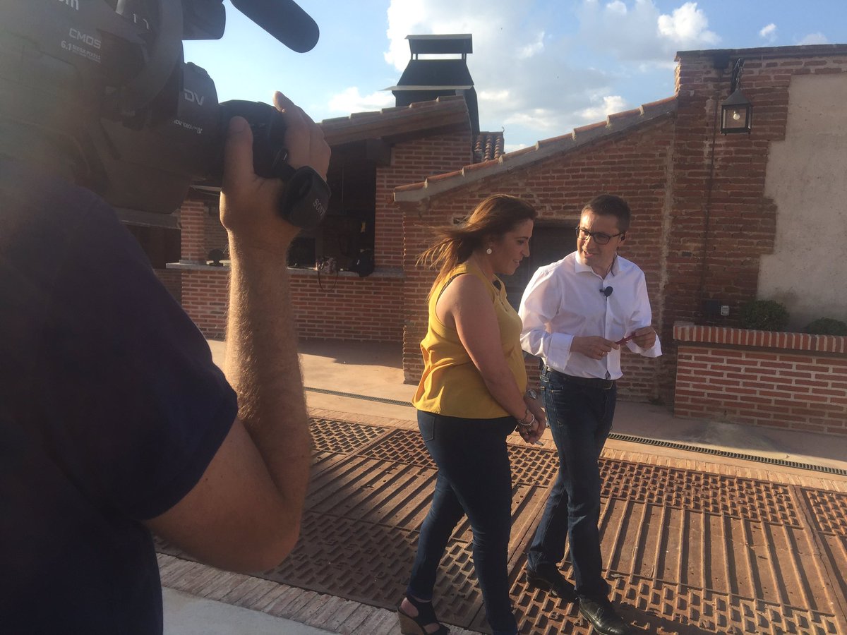 En directo desde terraza @grupoyllera en Rueda con Lola Mayo Magaz, alcaldesa <a href="/aytorueda/">Ayuntamiento Rueda</a> <a href="/ConcejosTV/">Concejo Abierto</a> una produccion <a href="/DeselcaEventos/">Deselca Eventos</a>