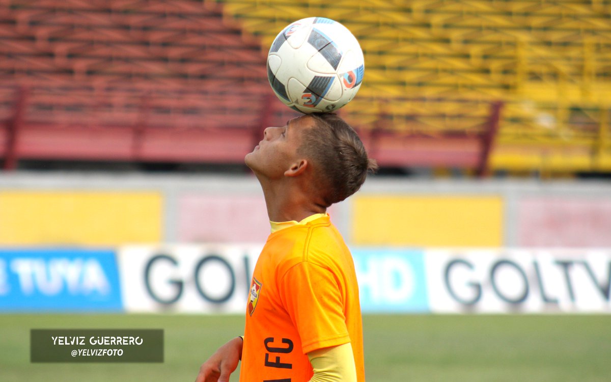 futxel's tweet photo. @ManuelG76989787 #Futbol #Pasion #Balon #Dominio #Figura #Soccer #Training #Entrenamiento #HermanosGhersi #Maracay #AraguaFC #Aragua #Canon https://t.co/qPfaRD5wUe