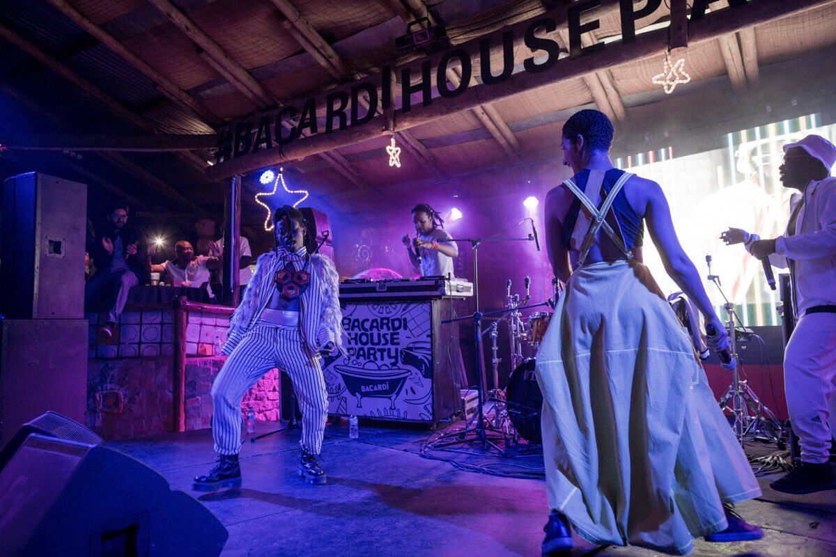 BATUKMUSICA's tweet photo. GO JOJO GO JOJO GO! @JojoAbot grooving with us at Bushfire last weekend!!Big bold love to u honey💜💜💜📷 by @sydellewillowsmith  #bushfire2017 https://t.co/GAUYNo9G3d