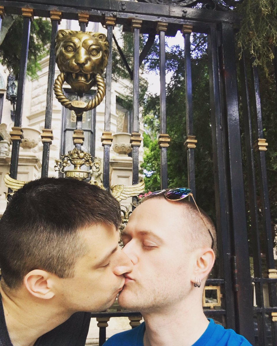aeazel's tweet photo. 351/365 #365kisses Knock, knock! Who's there? Oh, just #TwoMenKissing. #KeepKissing #FancyGates #rawr https://t.co/x8uMRrivLx