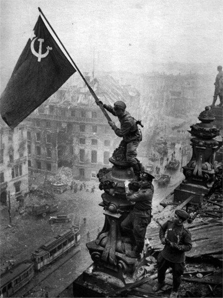 foto clássica do soldado com a bandeira comunista em cima do reichstag na segunda guerra