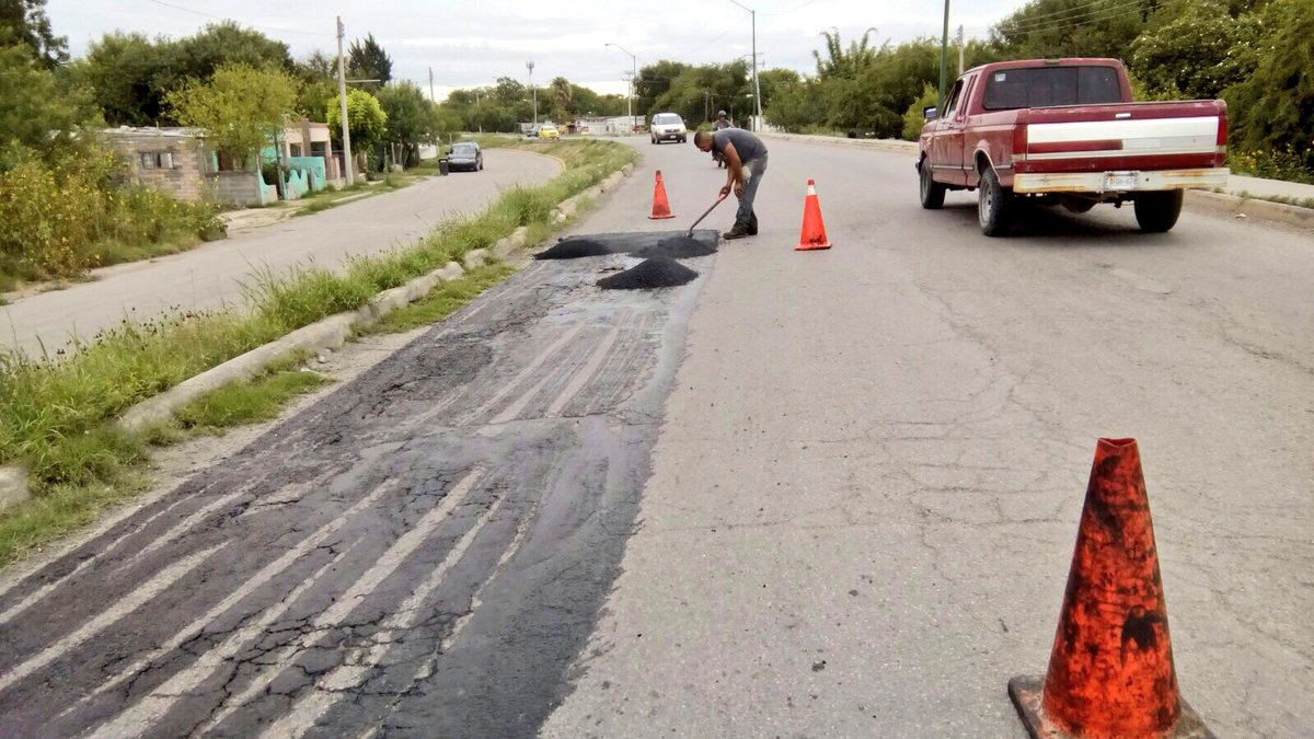 MpioPNegras's tweet photo. Esta mañana se llevan a cabo trabajos de intenso bacheo y rehabilitación de alumbrado público en #PiedrasNegras @PURONJOHNSTON @ita_aragon https://t.co/cfEArlJ4u4