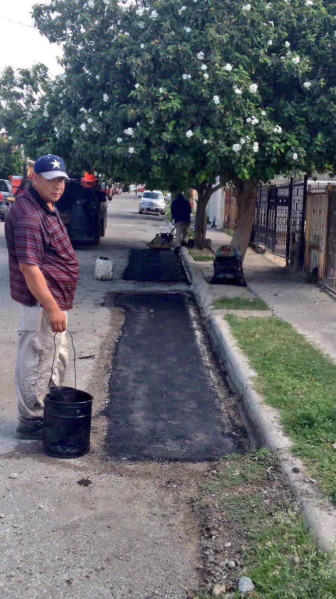 MpioPNegras's tweet photo. Esta mañana se llevan a cabo trabajos de intenso bacheo y rehabilitación de alumbrado público en #PiedrasNegras @PURONJOHNSTON @ita_aragon https://t.co/cfEArlJ4u4