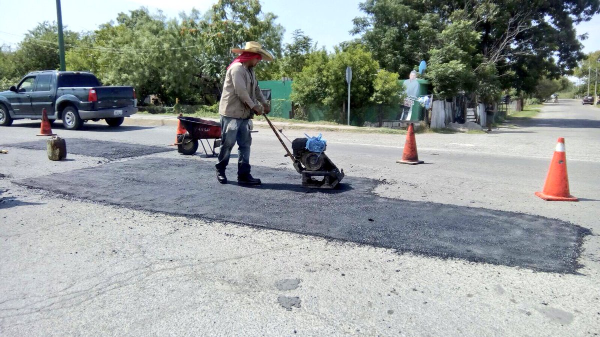 MpioPNegras's tweet photo. Esta mañana se llevan a cabo trabajos de intenso bacheo y rehabilitación de alumbrado público en #PiedrasNegras @PURONJOHNSTON @ita_aragon https://t.co/cfEArlJ4u4