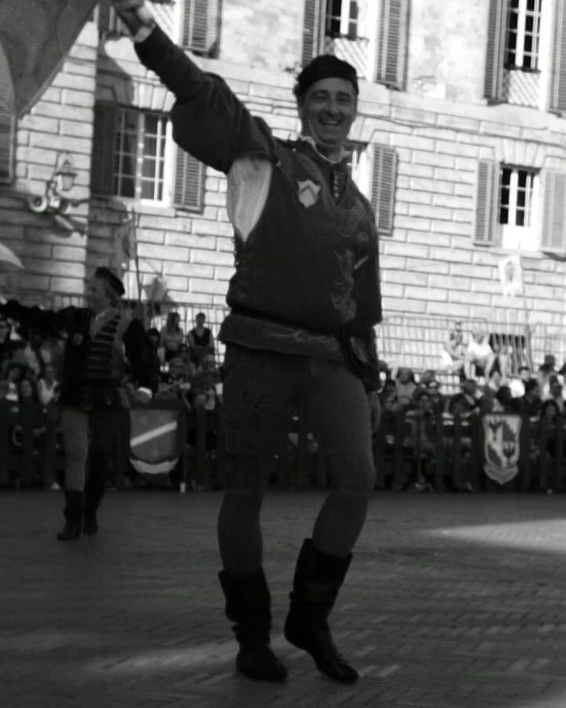 DesmoRoss's tweet photo. Fine spettacolo nella bellissima piazza di Gubbio
#gubbio #paliodellabelestra #flagshow #sansepolcro #folklore #be… https://t.co/LZUEHF57pH https://t.co/8TsQukbmA0