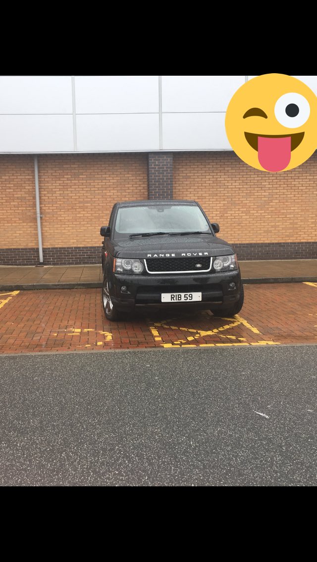 zigzagcriminals's tweet photo. @YPLAC @Shittyparking @RangeRover_OC No disabled badges and Shite parking, that's a winner in my eyes! #shouldhaveboughtasmallercar https://t.co/n4L1PkAHZ3