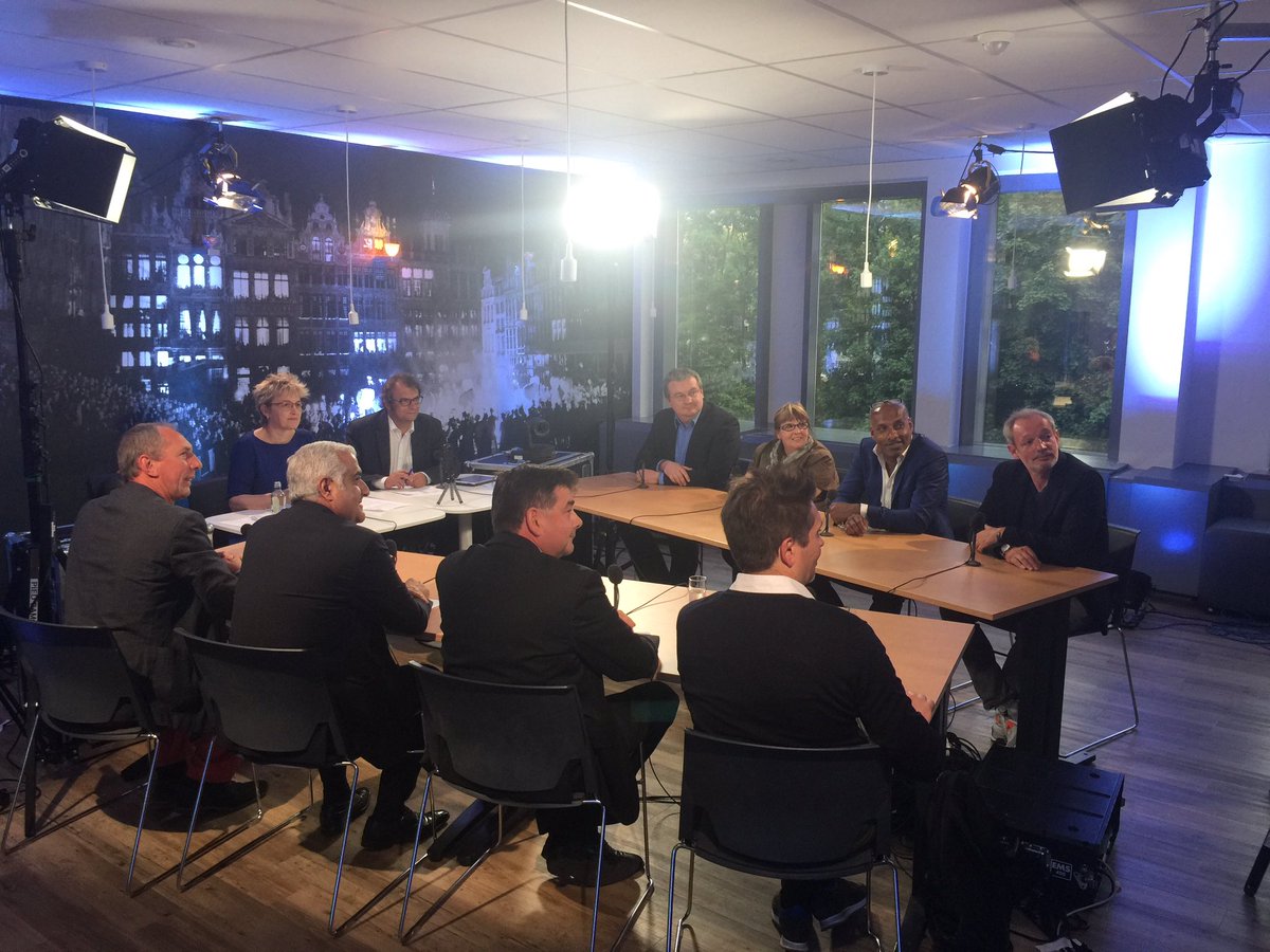 UCMBruxelles's tweet photo. Le débat sur le commerce avec @RTBF et @lesoir permet ce soir aux citoyens commerçants de prendre la parole et de tout dire à @UCMBruxelles https://t.co/kQxCIoKtxA