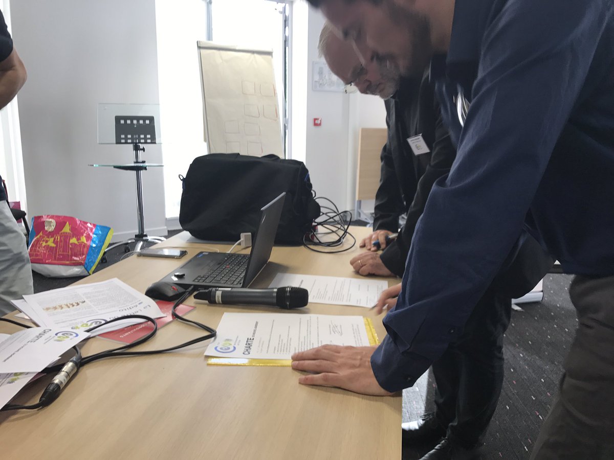 CEAnjou49's tweet photo. Signature de la charte du #CEA49 par @exprezis et @InnovPro_SIRH ! Félicitations ! https://t.co/OJoYgiyDOp
