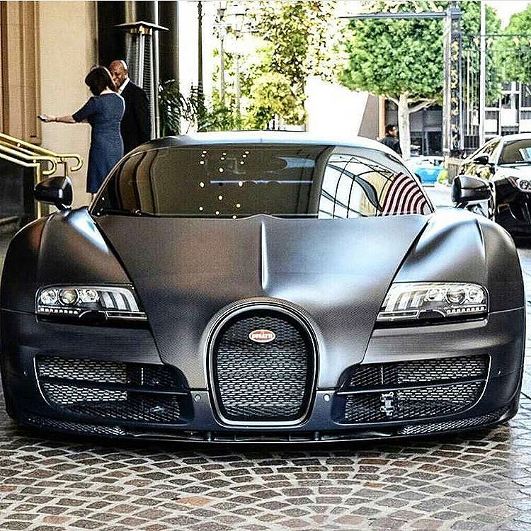 HappyDriving_'s tweet photo. #bugatti pulling up at the hotel https://t.co/jmt6a75iL5