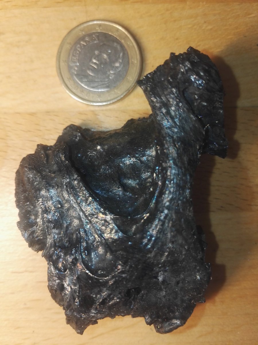 dfmorvan1's tweet photo. Small iridescent #pyroclast from #ElHierro (with scale this time 😇) https://t.co/Op3USLhVwu