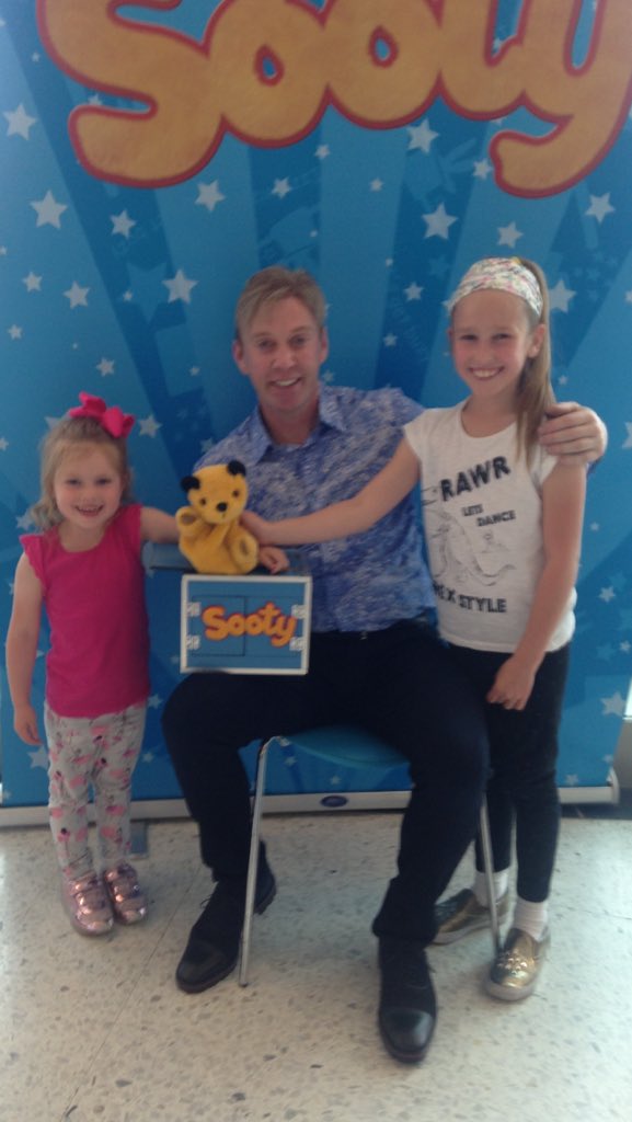 PriceP99775009's tweet photo. @Sootyandco @Sootyandco loved riverfront Newport was brill as always ! Only our 4th show 🙈🙈🙈😂😂😂 https://t.co/FKI0cikOiz