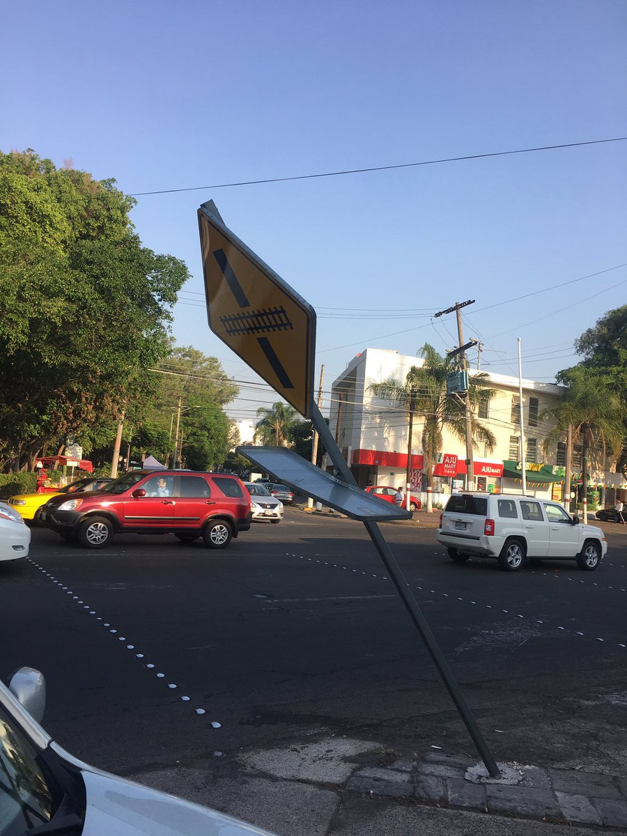 ARTGUMA's tweet photo. @Trafico_ZMG @GdlMovilidad  Donde se puede reportar esta señal q vandalizaron el domingo con los festejos de chivas, Av Arcos e Inglaterra https://t.co/fPiODmBwVQ
