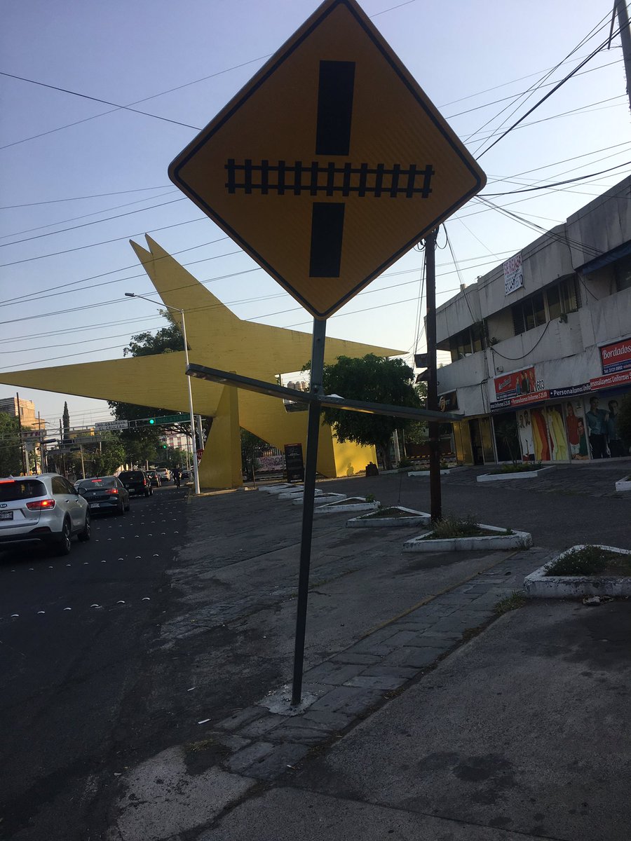ARTGUMA's tweet photo. @Trafico_ZMG @GdlMovilidad  Donde se puede reportar esta señal q vandalizaron el domingo con los festejos de chivas, Av Arcos e Inglaterra https://t.co/fPiODmBwVQ