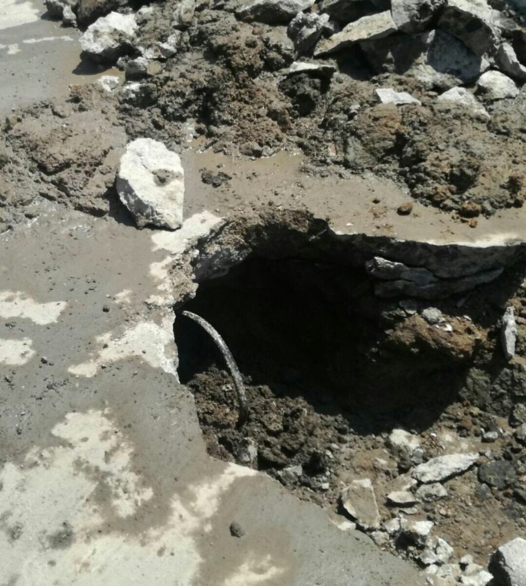 Arcioninfo's tweet photo. @DelegacionBJ @CDMX_Semovi @En_laDelValle literal taparon el hoyo se va a hundir la conexión a casas causante de fuga solo una vil manguera https://t.co/SDaxHqeX2T